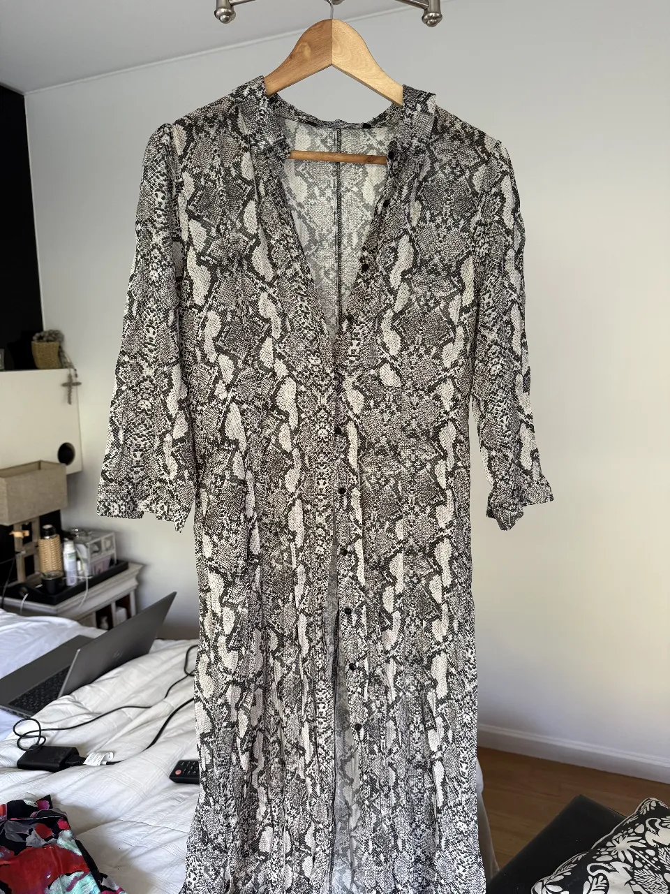 Vestido largo de Zara Woman con estampado de serpiente. Ideal para un look elegante y moderno. Con botones frontales y mangas 3/4.
