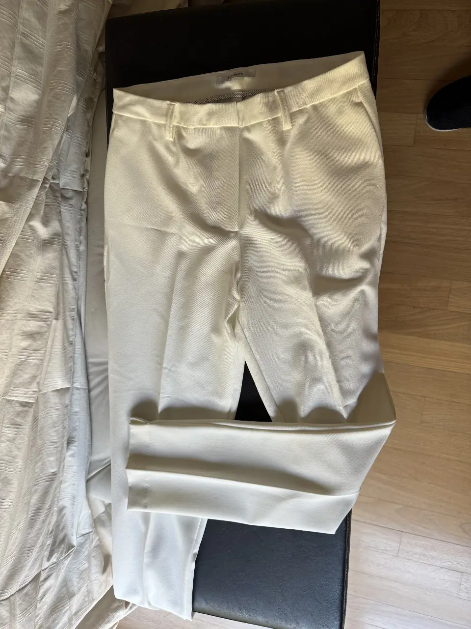Pantalón sastrero blanco de Portsaid, con corte recto y tiro medio. Ideal para un look formal o de oficina.