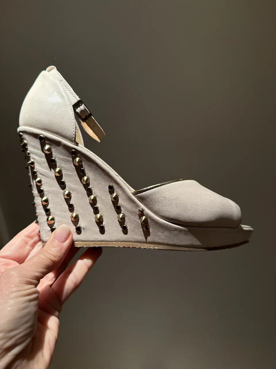 Sandalias de de taco chino con detalles de tachas doradas. Diseño abierto en la punta y pulsera con hebilla en el tobillo. Marca Hush Puppies, talle 38.