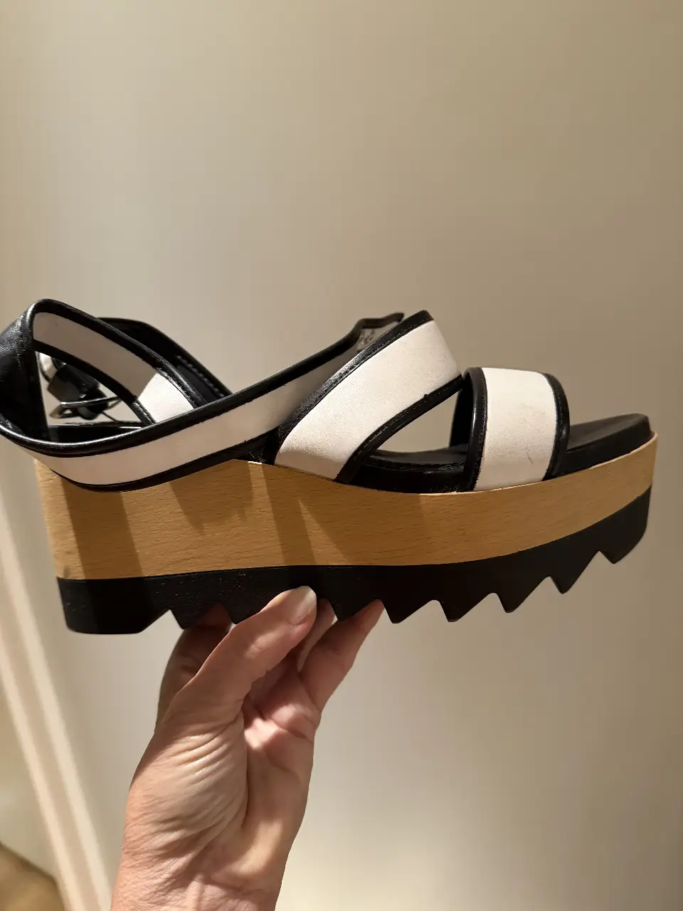Sandalias de plataforma con diseño en blanco y negro, y taco madera con suela de goma dentada en negro , ideales para un look moderno y cómodo. Confeccionadas por Pull&Bear, estas sandalias son perfectas para el verano.