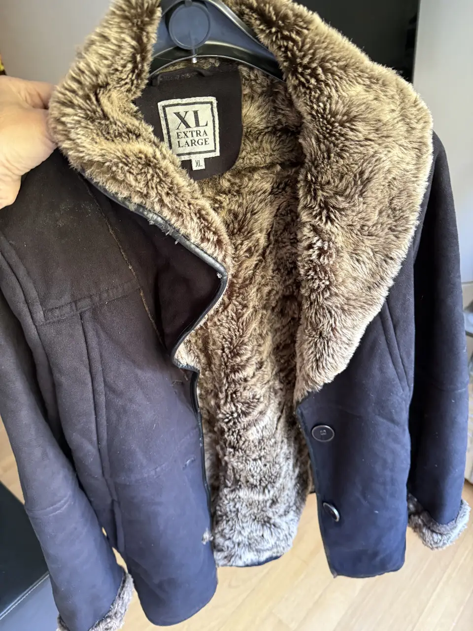 sacon tipo Campera de mujer negra con cuello y forro de piel sintética. Talle XL. Ideal para el invierno. marca EXTRA LARGE