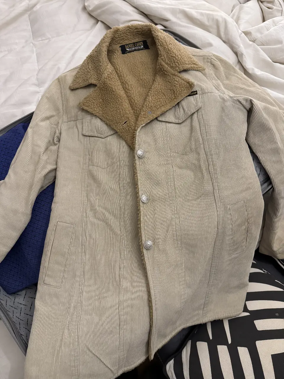Campera de mujer Daniel Cassin, color crudo con interior de corderito marrón claro. Talle S. Ideal para el invierno.