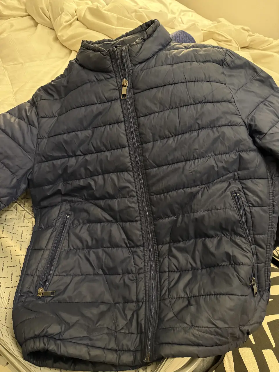 Campera inflable azul marino de hombre, con cierre frontal y bolsillos laterales. Marca Zara Man, talle M.