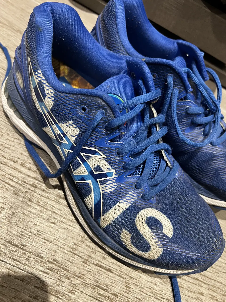 Zapatillas de running Asics Gel-Nimbus 20 en color azul con detalles en blanco. Ideales para corredores que buscan amortiguación y comodidad en cada paso. Diseño moderno y ajuste perfecto para tus entrenamientos.
