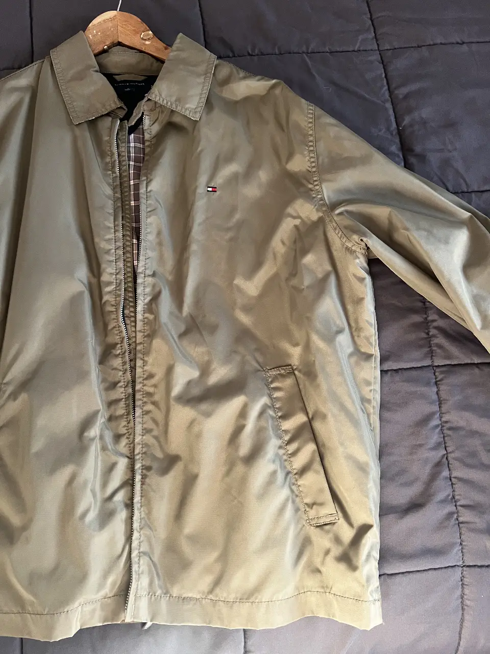 Campera Tommy Hilfiger color khaki para hombre, ideal para un look casual y versátil. Con cierre frontal y el logo de la marca en el pecho, esta campera es perfecta para el día a día.
