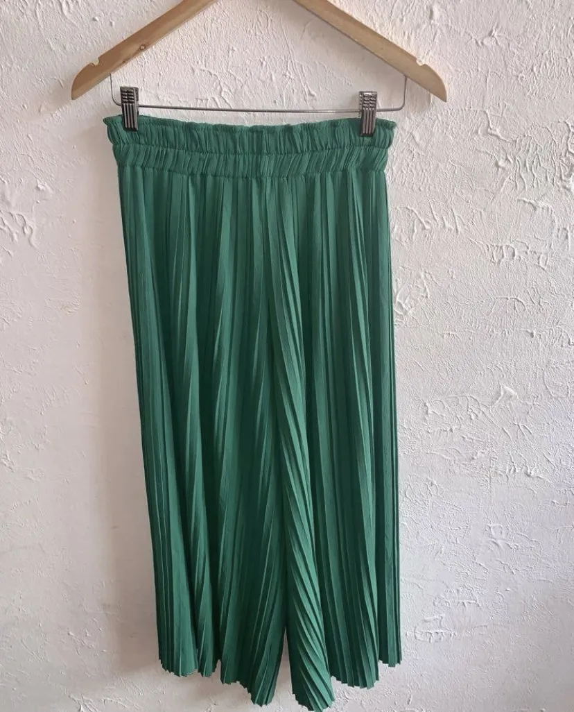 Pantalón verde con cintura elastizada y plisado. es amplio tb va pára M