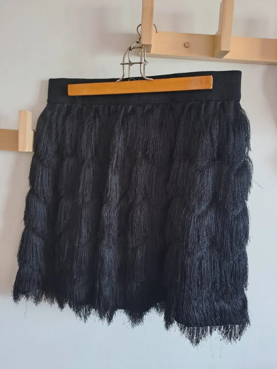 Pollera larga con flecos negros, ideal para eventos especiales o para darle un toque bohemio a tu look. Confeccionada con un tejido suave y con movimiento.