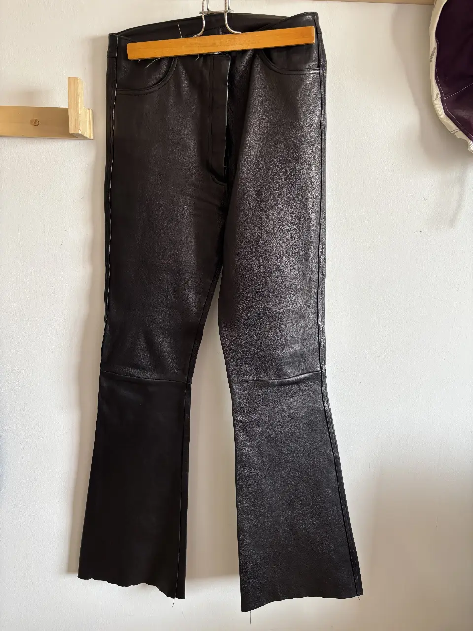 Pantalón de cuero negro con corte recto y bota campana. Ideal para un look moderno y sofisticado.