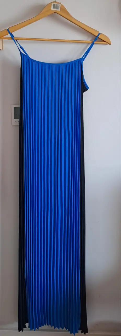 Vestido midi plisado en azul y negro, con tirantes finos. Ideal para una salida elegante o evento especial.
