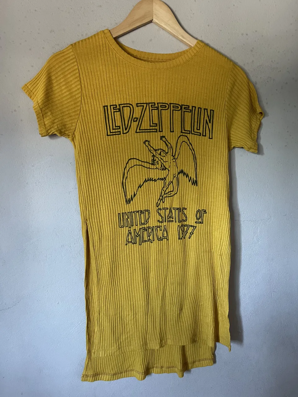Remera amarilla de manga corta con estampa de Led Zeppelin "United States of America 1977".
