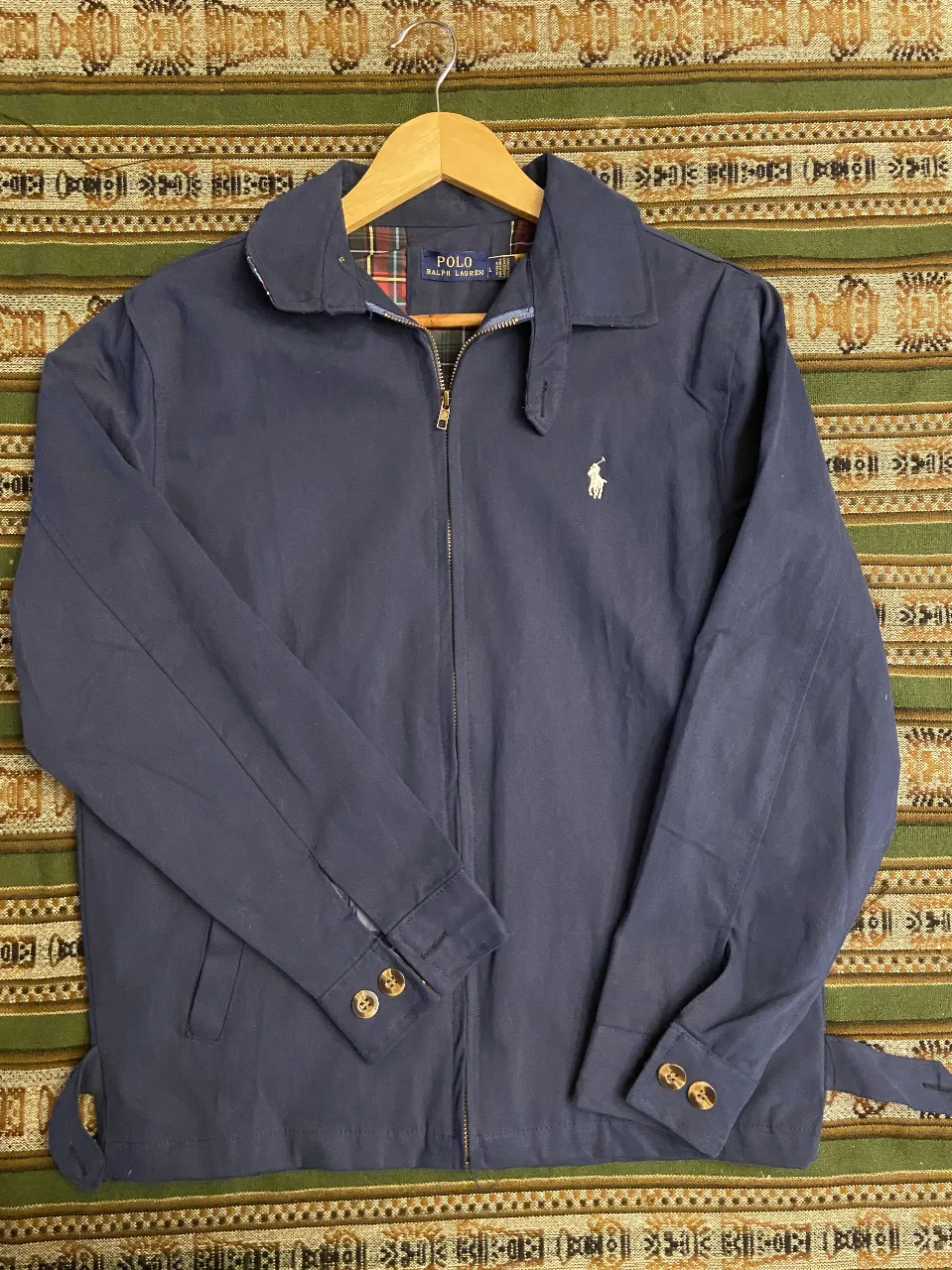 Campera azul marino con interior escocés. Es liviana y por dentro es impermeable. Me la trajeron mis papás de viaje y me quedó corta, no la pude usar.

Largo: 66cm
Ancho (axila-axila): 58cm
Manga: 61cm