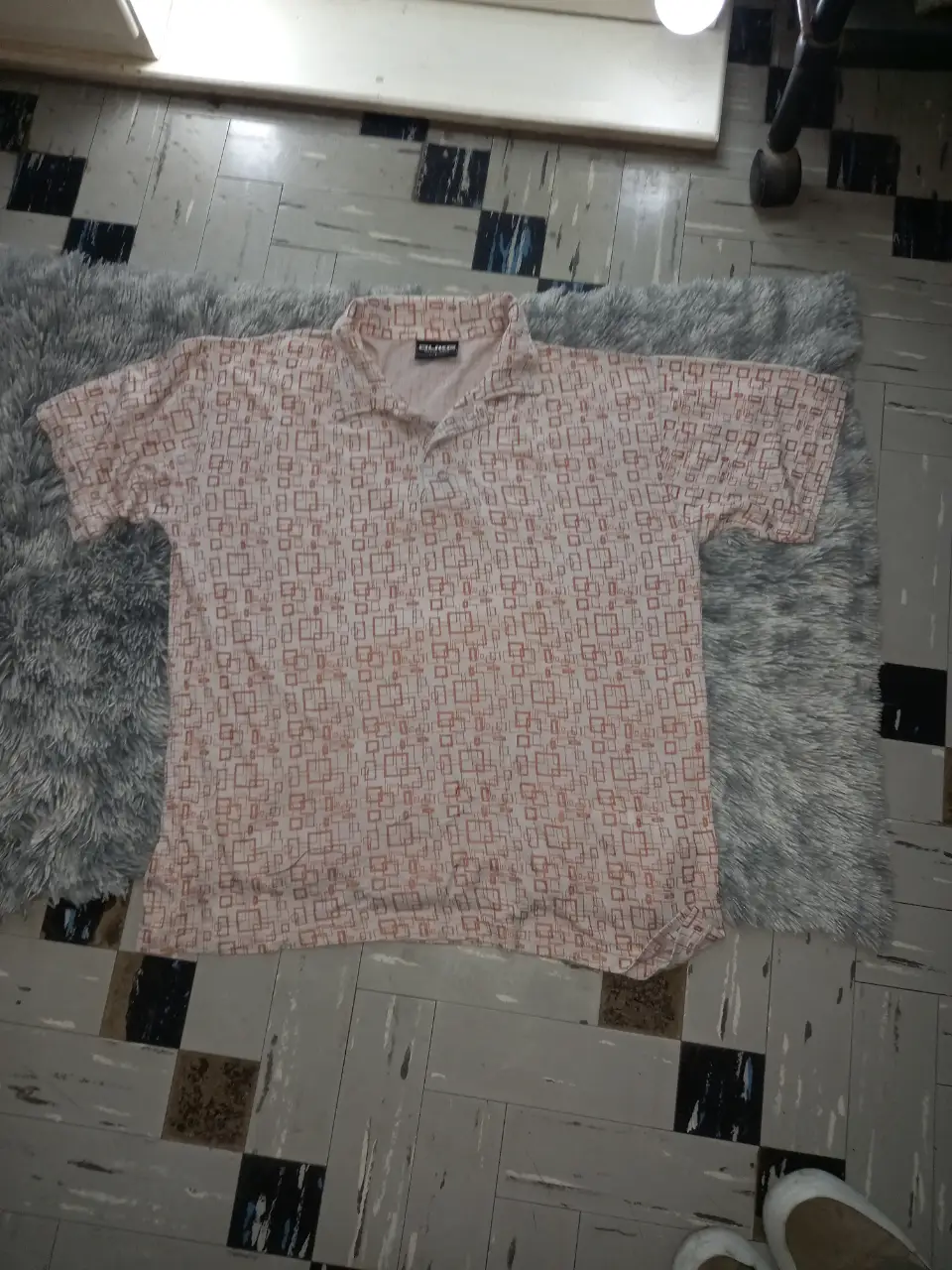 Camisa estampada para hombre, con diseño de cuadrados en tonos blanco y rojo. Cuello clásico y manga corta. Ideal para un look casual y con estilo.