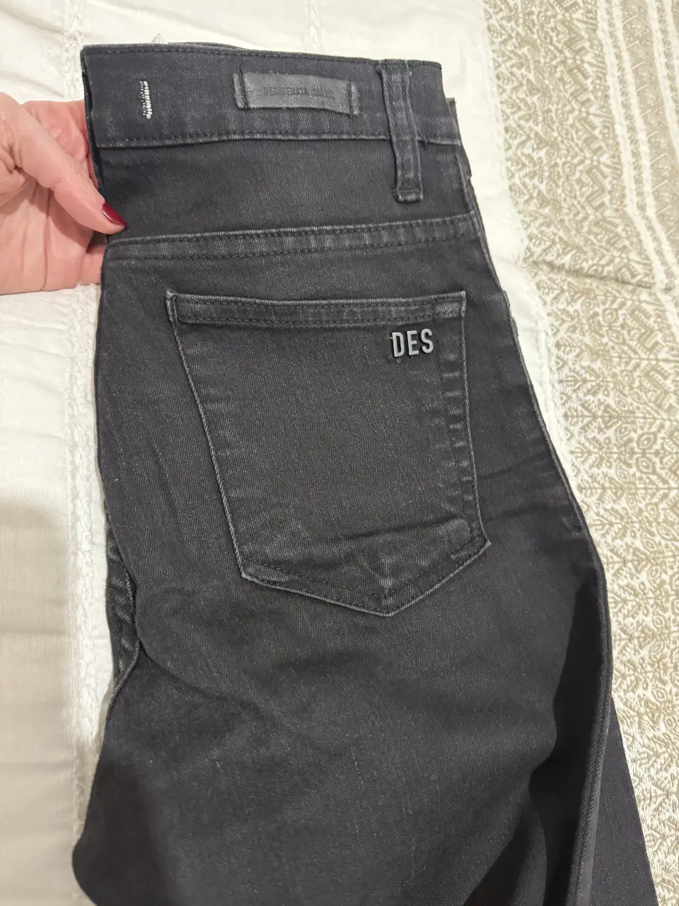 Jeans negro de mujer, tiro medio, corte Oxford,  ancho tipo campana. Con detalle de bolsillo trasero con la inscripción DES.