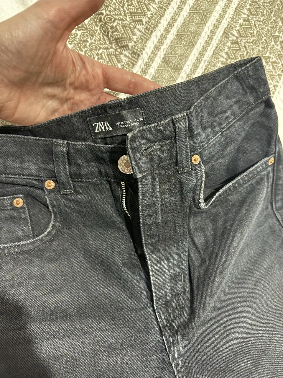 Jeans culotte negros de la marca Zara, tiro medio alto, ideales para un look casual y moderno. Confeccionados en tela de jean resistente y de alta calidad. Un básico atemporal para tu guardarropa.