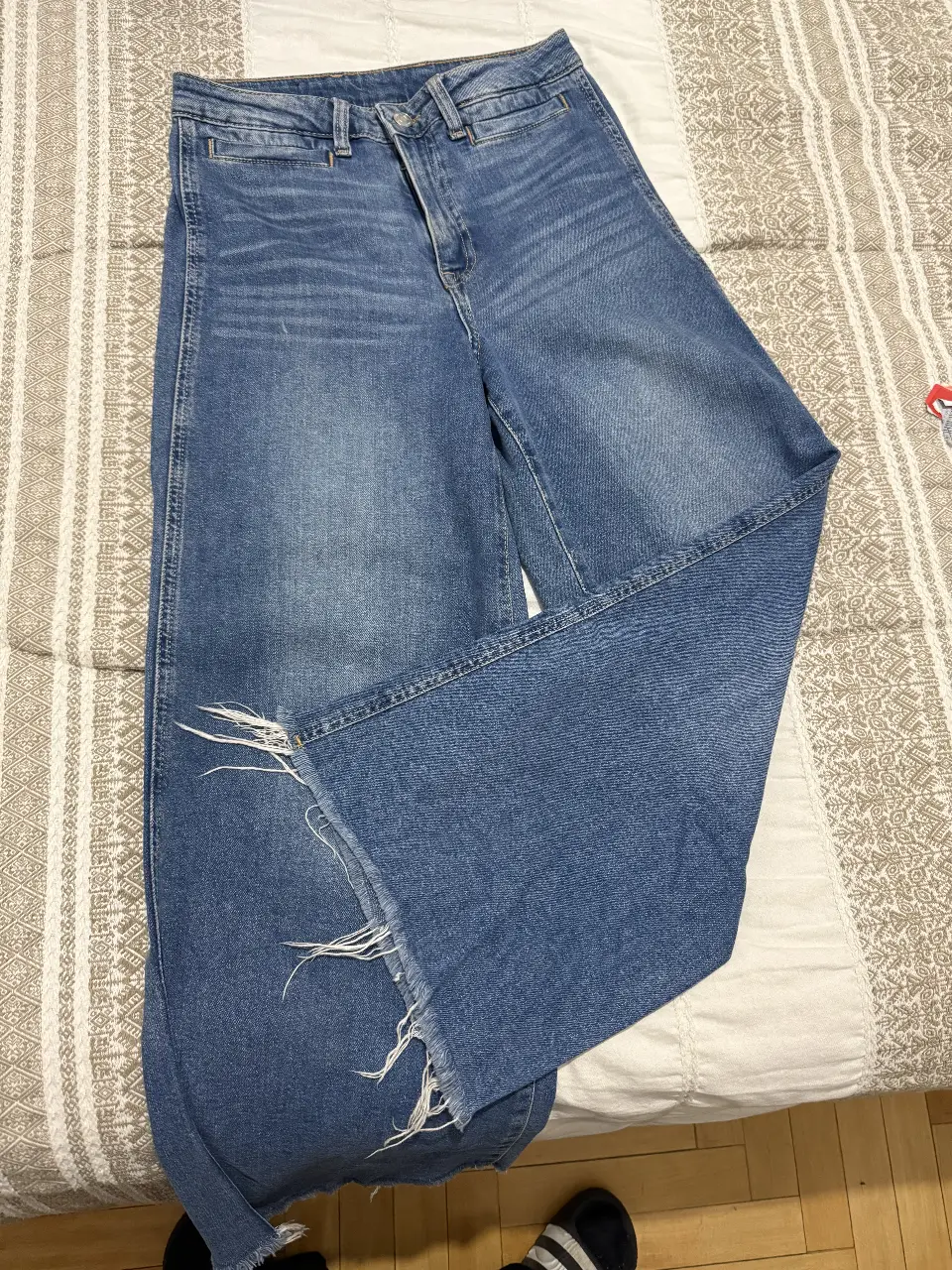 Jeans de mujer, corte culotte, tiro alto, con detalles de roturas en el bajo. Ideal para un look casual y moderno.