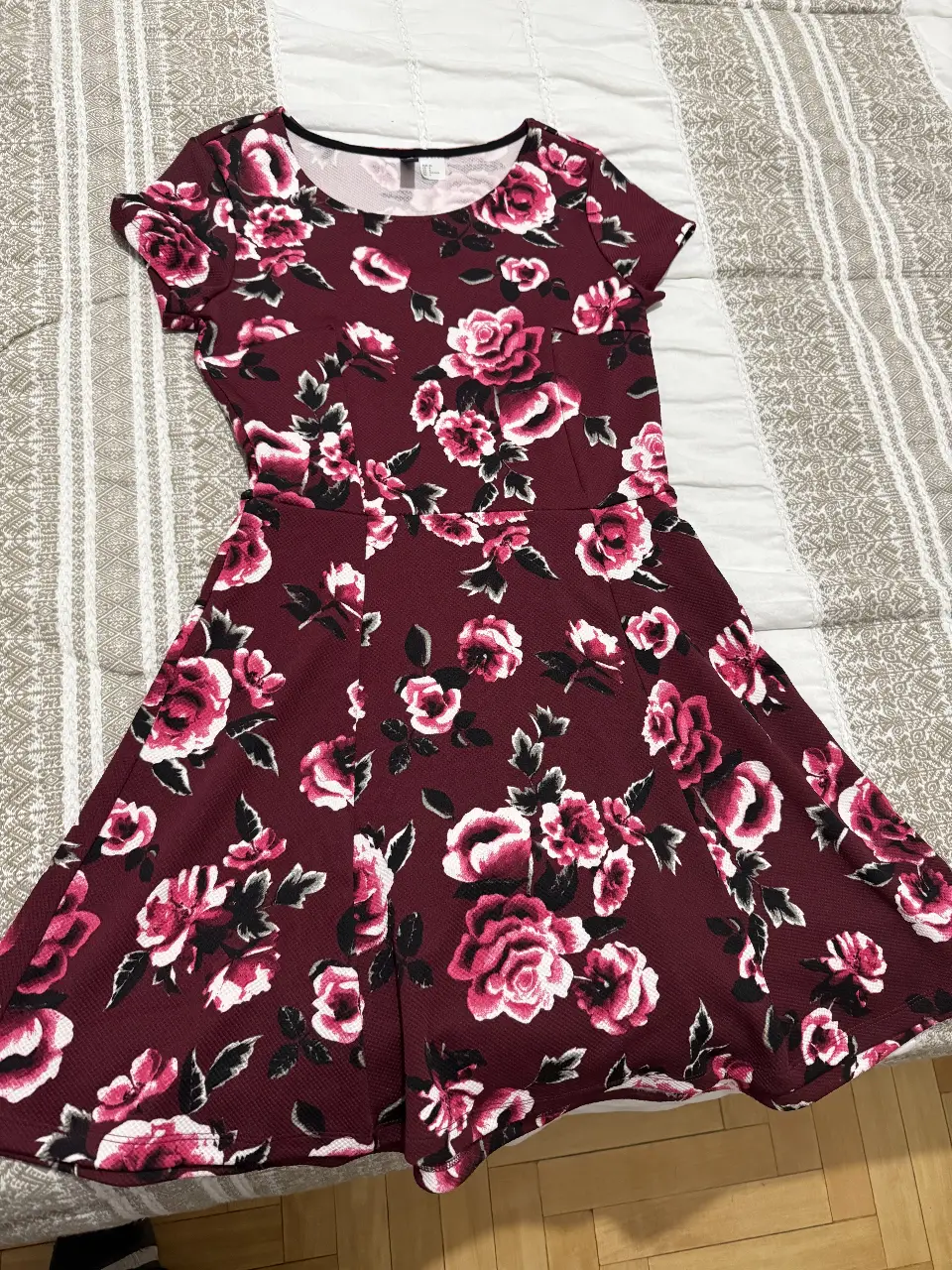 Vestido mini floreado en tono borgoña con estampado de rosas en blanco, negro y rosa. Ideal para una salida o evento especial. Talle EU 36