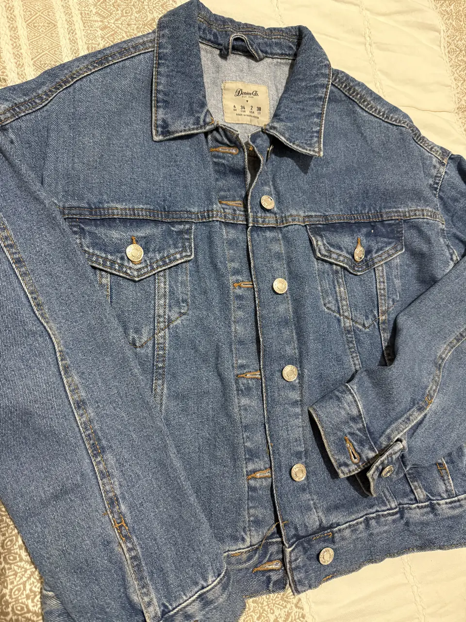 Campera de jean azul, ideal para un look casual y versátil. EU 34. Perfecta para combinar con cualquier outfit.