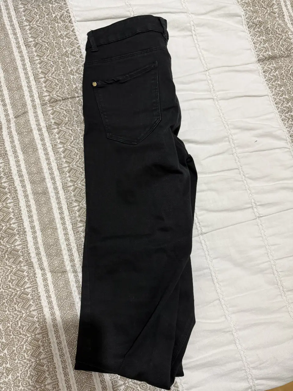 Jeans rectos negros de mujer, tiro bajo. Un clásico que no puede faltar en tu guardarropa. Ideal para cualquier ocasión. ajustados 