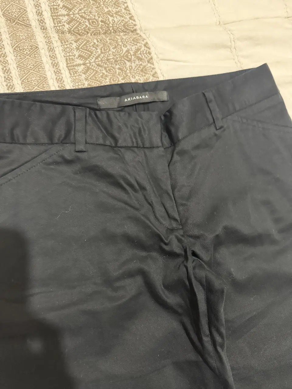 Pantalón sastrero negro de la marca Akiabara. Corte ancho, ideal para un look formal o de trabajo. Confeccionado en tela de alta calidad, ofrece comodidad y estilo.
