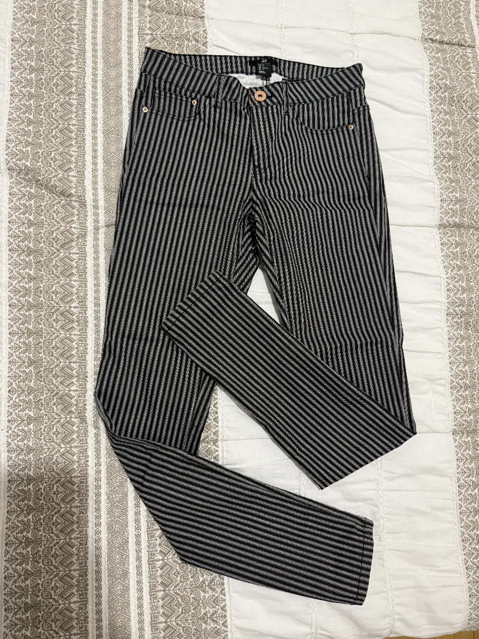 Pantalón chupin H&M  de jean a rayas verticales en blanco y negro. Tiro bajo, corte recto. Ideal para un look elegante y moderno. Talle 38 muy ajustado 