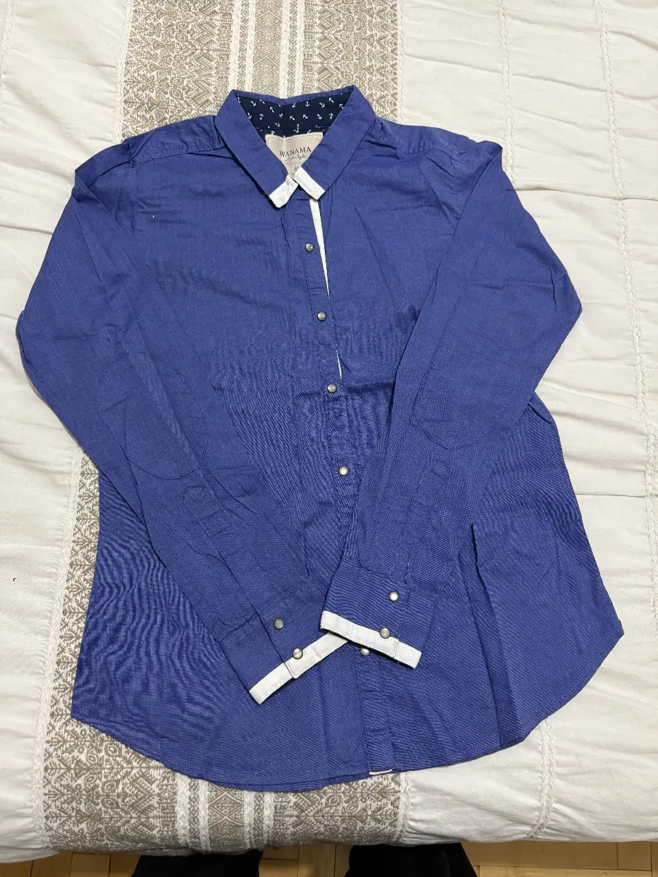 Camisa azul con detalles blancos en cuello y puños. Diseño con estampado en el interior del cuello y botones. Ideal para un look casual o semi formal. Talle 40