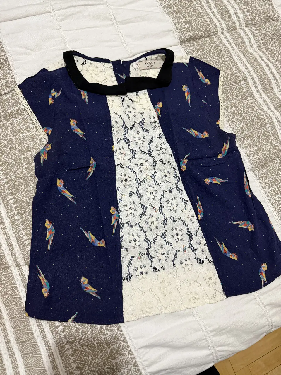 Blusa de mujer con estampado de pájaros, detalles de encaje y cuello negro. Talle 42.