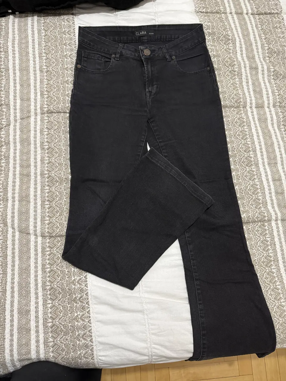 Jeans semi oxford negros de mujer, tiro medio, de la marca CLARA. Un clásico versátil para cualquier ocasión.