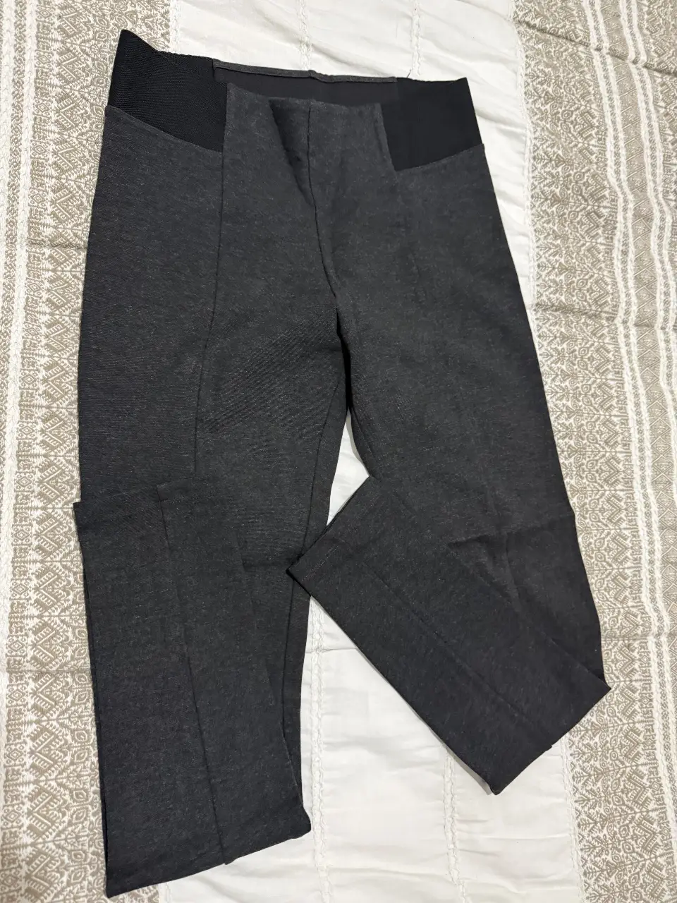 calza de vestir gris oscuro, con cintura ancha y detalles de costura. Ideal para un look elegante y moderno.