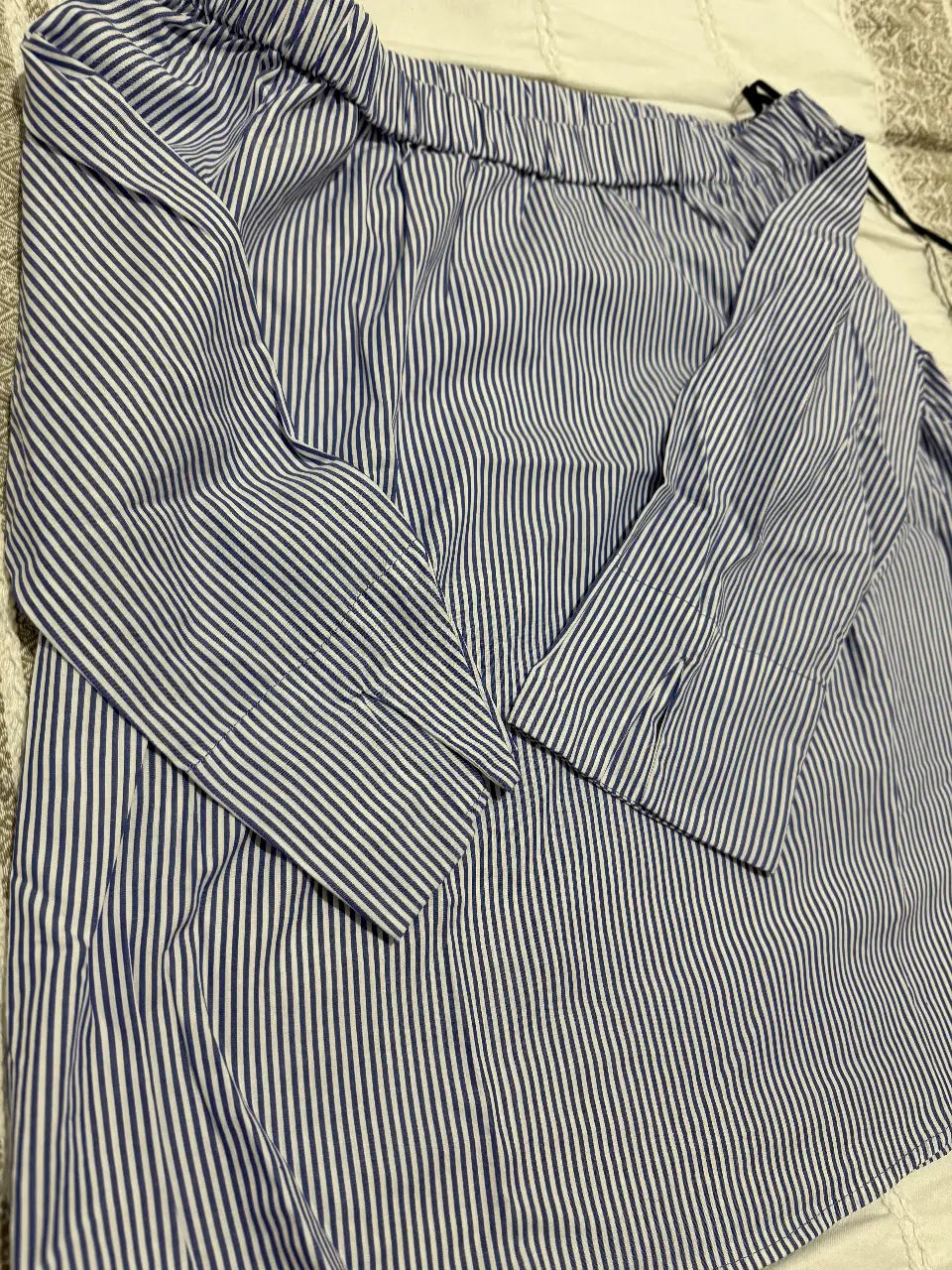 Blusa de mujer marinera a rayas azul y blanca, con mangas 3/4 y corte off-shoulder. Ideal para un look casual y fresco.