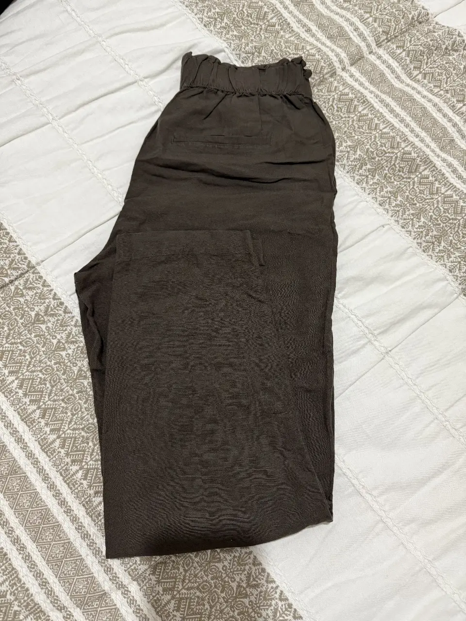 Pantalón suelto lino mujer, color marrón oscuro, con cintura elastizada. Ideal para un look casual y cómodo.