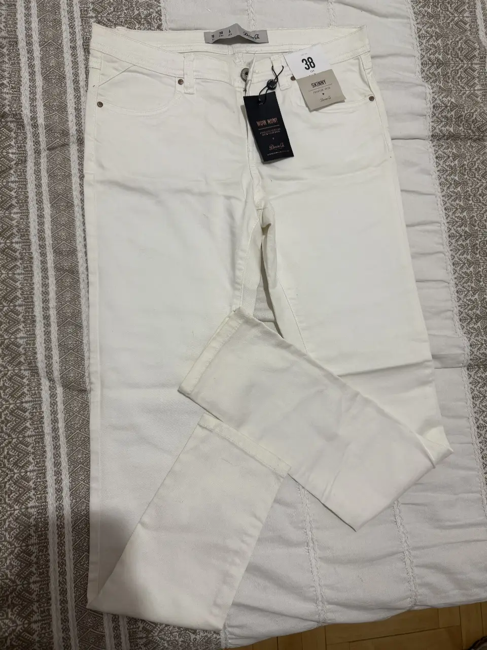 Jeans chupín blanco, talle 38, de la marca Wow! Mundo. Ideal para un look casual y moderno. tiro bajo, un poco amarillo por no usarlo. 