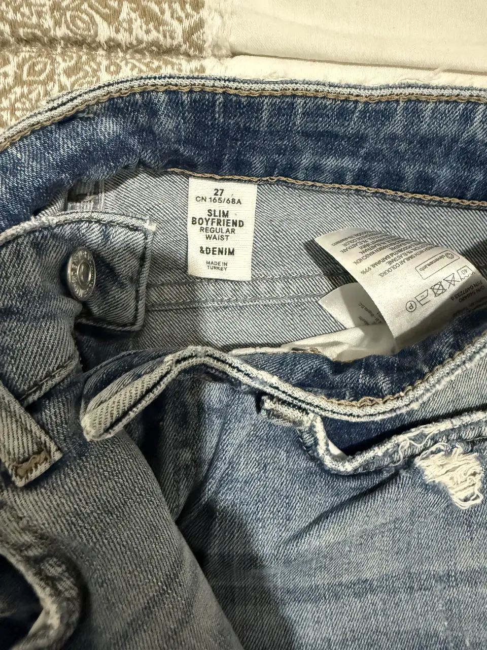 Jeans de mujer, modelo slim boyfriend, tiro bajo, con roturas. Talle 27. Marca H&M & DENIM. Ideal para un look casual y moderno.