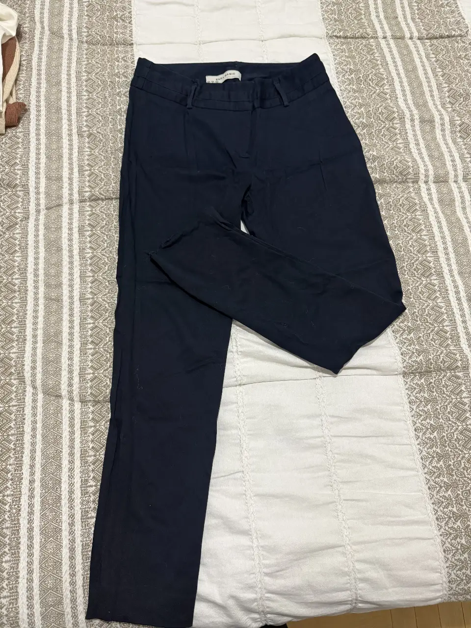 Pantalón sastrero de mujer, color azul marino. Corte recto, ideal para un look formal o de trabajo. tiro bajo