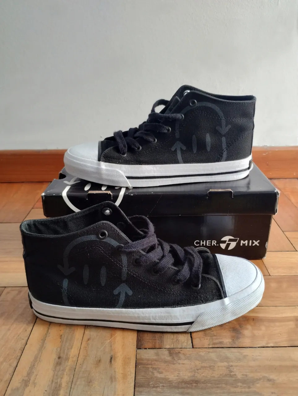 Zapatillas Topper y Cher.Mix negras de caña alta con puntera blanca. Ideales para un look casual y urbano.