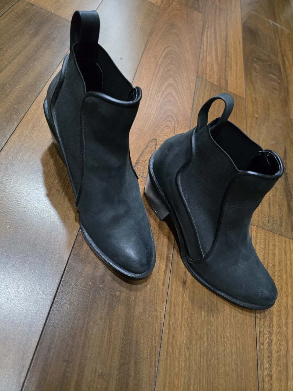 Botitas negras de cuero con taco. Ideales para completar cualquier look con un toque de elegancia y modernidad. Perfectas para el día a día o para una salida.
