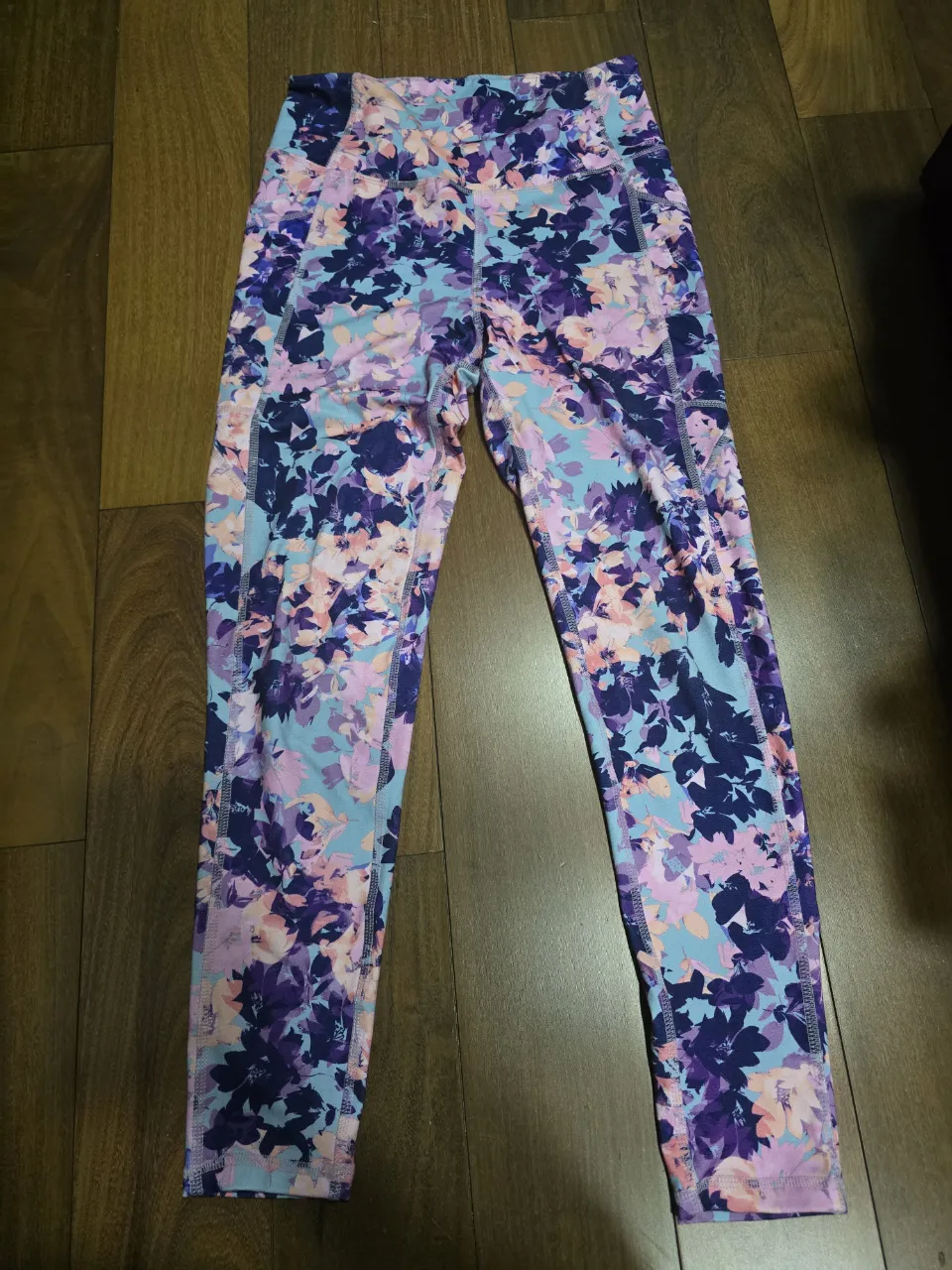 Calzas estampadas con flores en tonos violeta, azul, rosa y celeste importada USA. Poseen bolsillos laterales.