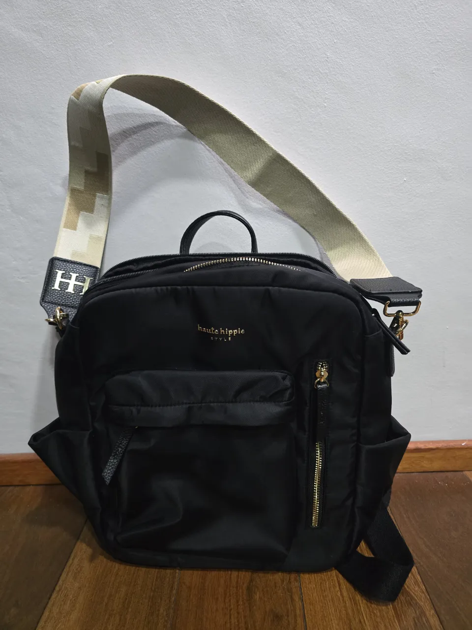 Mochila negra de tela, ytaida de USA, 35x35, súper práctica y canchera. ideal maternal.Tiene varios bolsillos con cierre para organizar todo. La correa es ajustable y tiene un diseño moderno. Ideal para el día a día, para llevar lo esencial con estilo.