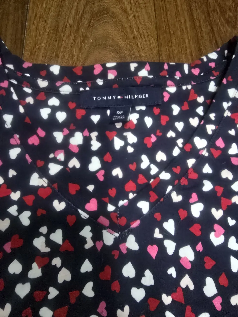 Remera estampada con corazones en azul marino. Ideal para un look casual y divertido.