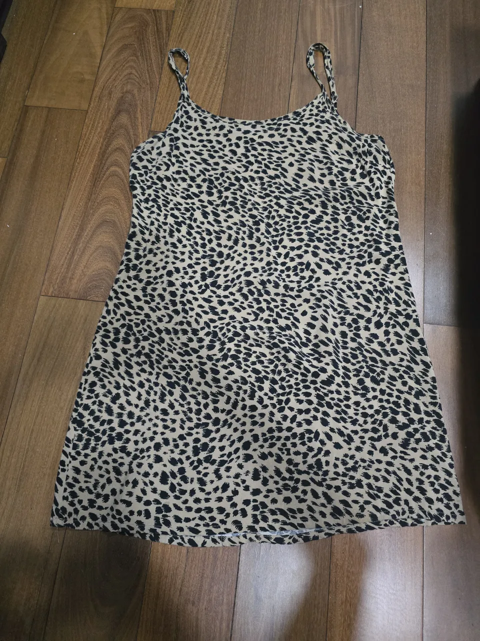 Vestido corto con estampa animal print y tiras finas.