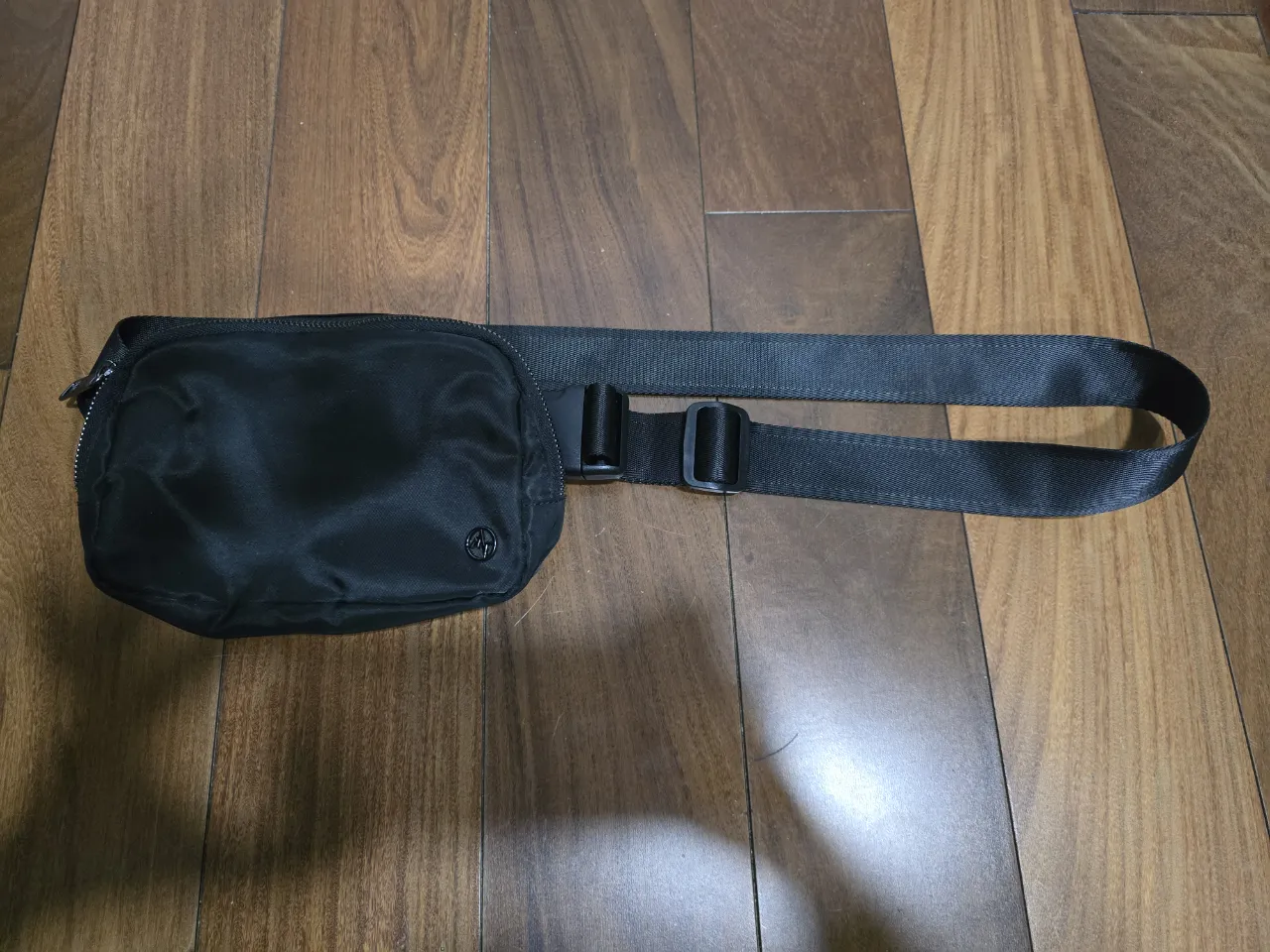 Riñonera negra,traída de USA, simil lululemon ideal para llevar tus esenciales con estilo y comodidad. Perfecta para el día a día, viajes o actividades deportivas.