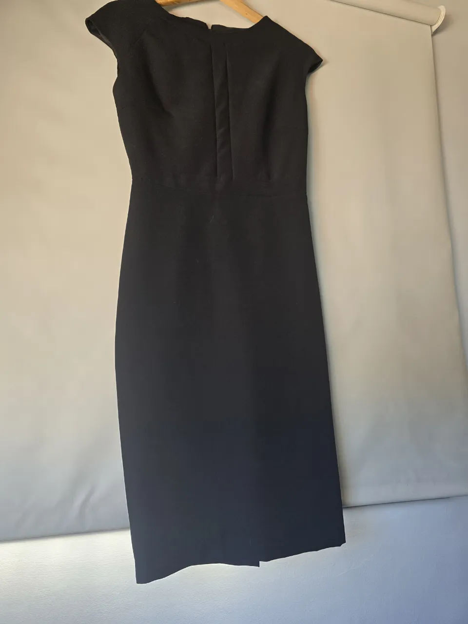 Vestido negro de vestir manga corta con cuello redondo y cierre en la espalda. Presenta un corte a la cintura y falda recta. 1 metro de largo. 36 cm aproximadamente de sisa. en la parte de atrás tiene un a pequeña abertura casi imperceptible bordeando el cierre ya q me quedó muy ajustado. 1 sólo uso. Forrado en raso negro hasta la cintura.