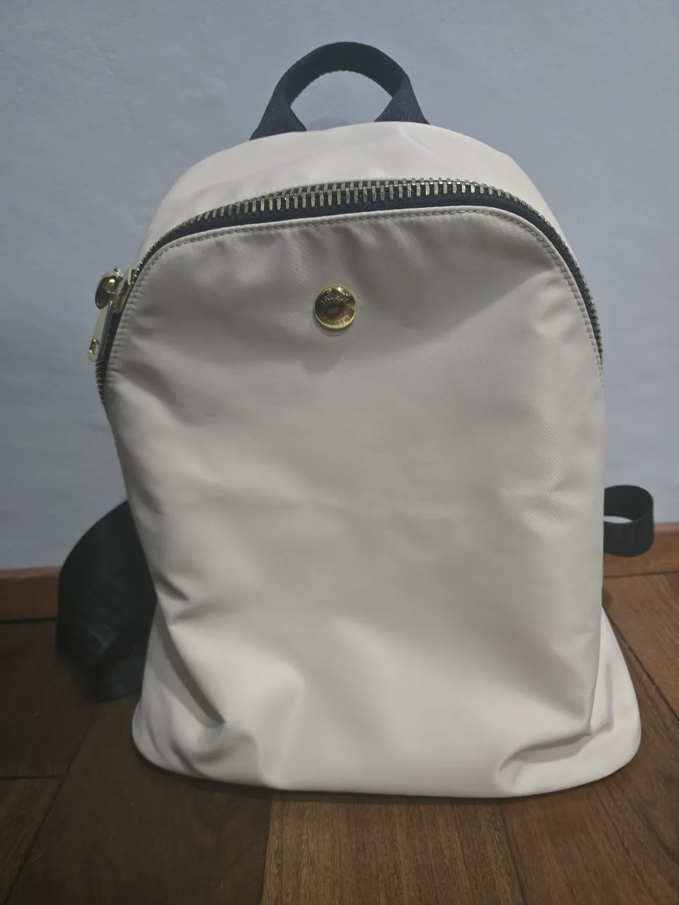 Mochila súper práctica y canchera, ideal para el día a día. practicamente nueva. Su diseño moderno y color neutro la hacen perfecta para combinar con cualquier outfit. Cuenta con varios compartimentos para organizar tus pertenencias y correas ajustables para mayor comodidad.