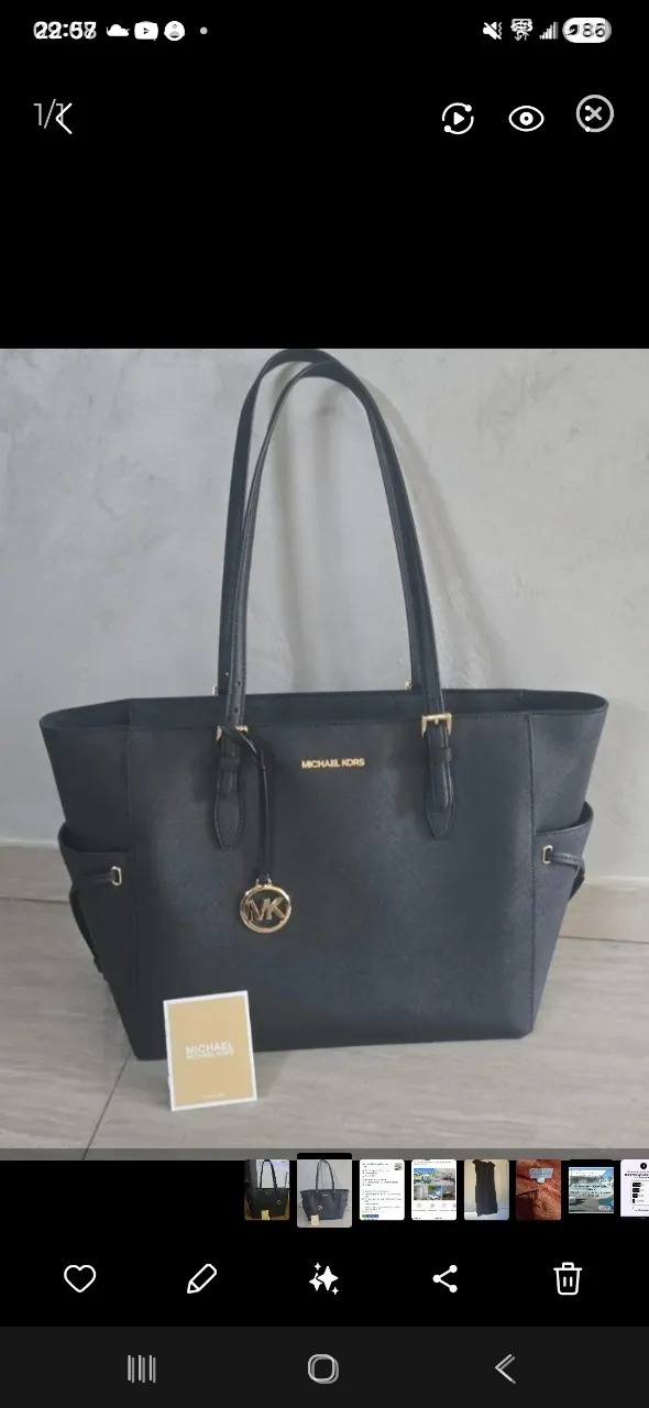 Bolso tote negro de cuero con logo metálico de Michael Kors y detalles dorados. Incluye una tarjeta de la marca. un sólo uso, toda forrada x dentro.con logo de la marca. Es el modelo mas grande.