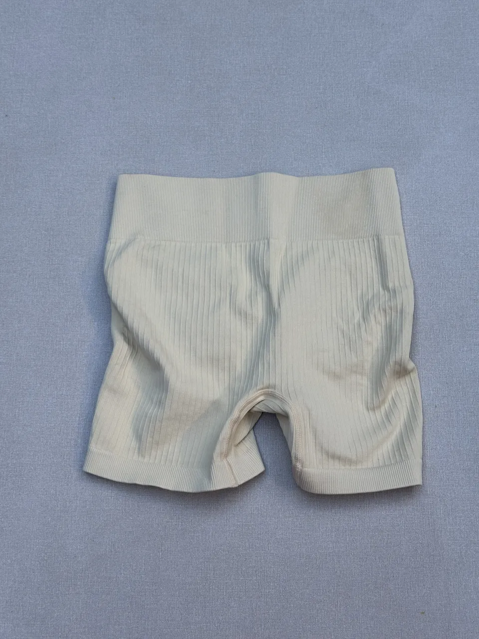 Shorts de ciclista tiro alto, con fruncido en la parte trasera para realzar la figura. Ideales para entrenamientos o para un look deportivo y cómodo.