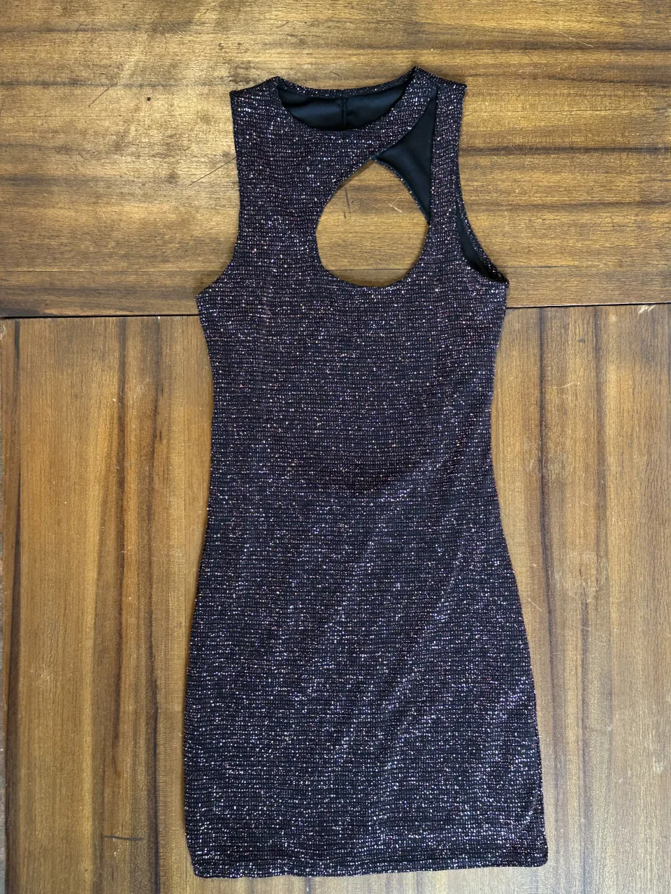 Vestido corto súper brilloso, ideal para fiestas o salidas nocturnas. Tiene un corte cut-out en el frente y la espalda descubierta. ¡No te lo pierdas!