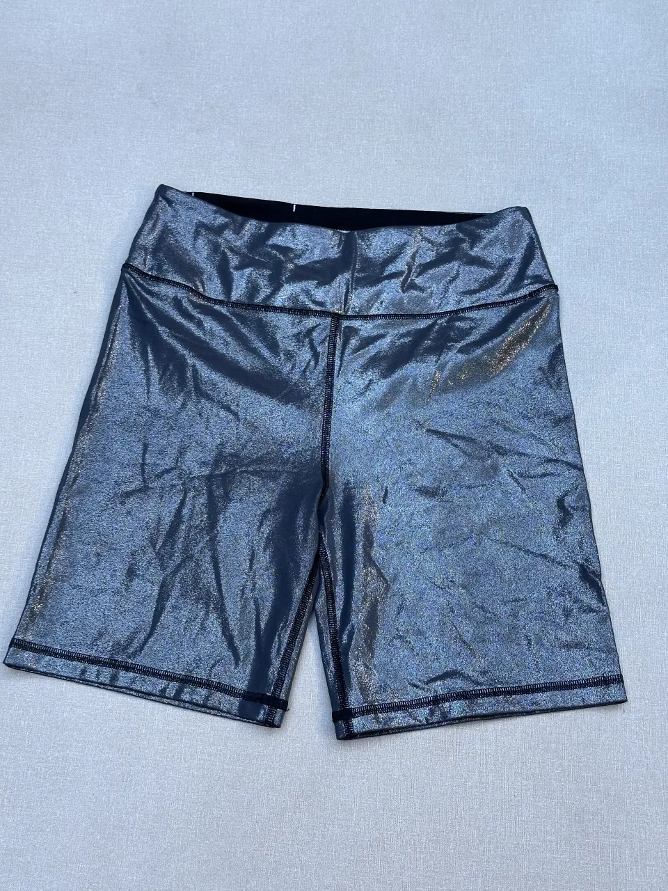 Shorts de lycra plateados, ideales para entrenar o para un look canchero. Tienen un brillo espectacular y son súper cómodos.