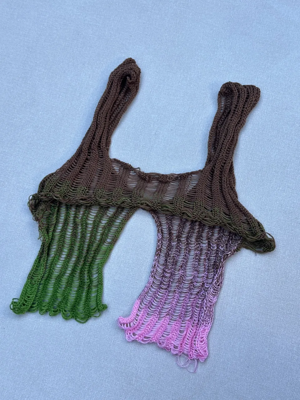 Top tejido al crochet con degradé de colores. Diseño único y original, ideal para un look canchero y veraniego. Posee un botón en la parte delantera.