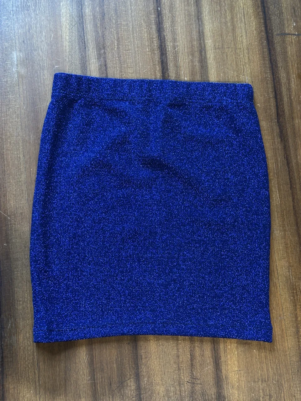 Pollera súper brillosa y elastizada, ideal para destacar en cualquier salida nocturna o fiesta. Su corte ajustado resalta la figura y su textura metalizada le da un toque moderno y audaz. Perfecta para combinar con tops o remeras básicas para un look canchero.