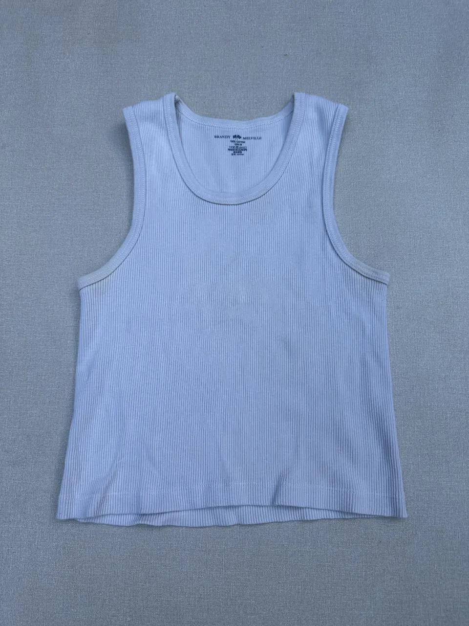 Musculosa de algodón acanalada, súper suave y cómoda. Perfecta para el día a día o para usar como base de un look.