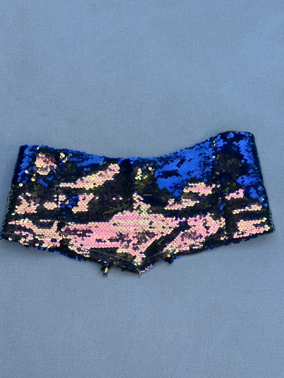 mini corset de lentejuelas súper llamativos y brillantes, ideales para destacar en cualquier fiesta o salida nocturna. Su diseño audaz y colorido los convierte en la prenda perfecta para un look divertido y a la moda.